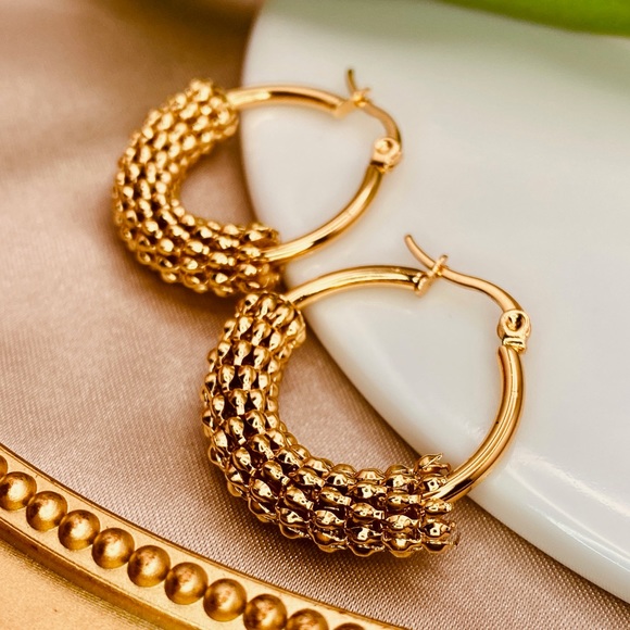 Luzy Jewelry Jewelry - Chic Textured Mesh Link Design Medium Hoops Earrings in Gold